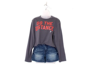 Vintage Y2K Athletic Crop Shirt – Charcoal Gray Long Sleeve – Go The Distance Graphic Tee