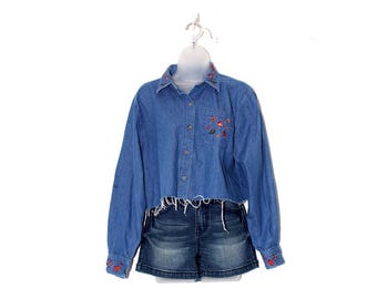Vintage 90s Denim Cropped Shirt – Medium Wash Embroidered Floral – Y2K Grunge Streetwear