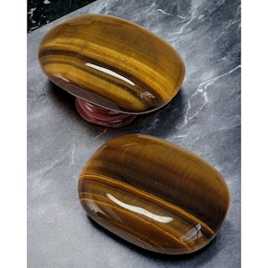 Tiger’s Eye Palm Stone – Natural Crystal for Protection & Confidence, Healing Stone, Meditation Gift