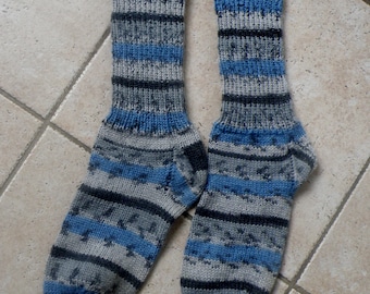 Handgestrickte bunte Wollsocken mit Kuschelfaktor, Größe  38/39, verschiedene Blautöne, Geschenk zu jedem Anlass