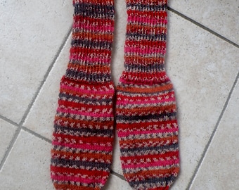 Handgestrickte bunte Wollsocken mit Kuschelfaktor, Größe  38/39, verschiedene Rottöne, Geschenk zu jedem Anlass