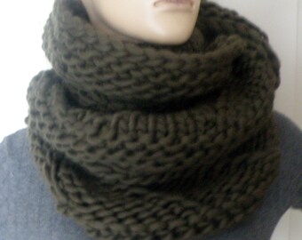 Bufanda / Bufanda de tubo / Calentador de cuello / Unisex / Tejido a mano / Verde oliva / Lana del altiplano peruano / Fibras naturales puras / Merino