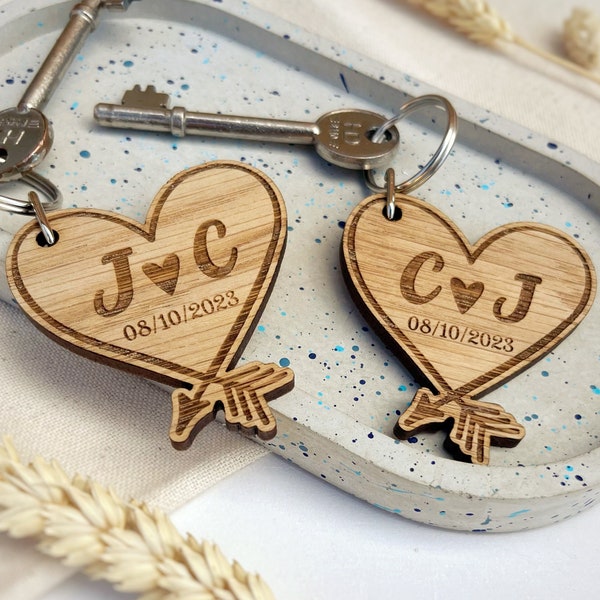 2 x porte-clés coeurs en bois personnalisés pour M. et Mme avec initiales et date, cadeau pour la Saint-Valentin 2024, petit cadeau pour les jeunes mariés