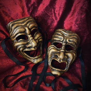 Máscara de comedia y tragedia. {Calcetín y borceguí}