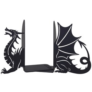 K&ouml;nnte beinhalten: Schwarze Metall-Buchst&uuml;tzen in Form eines Drachen. Der Drache blickt nach links und hat seine Fl&uuml;gel ausgebreitet. Die Buchst&uuml;tzen sind aus Metall und haben eine schwarze Oberfl&auml;che.