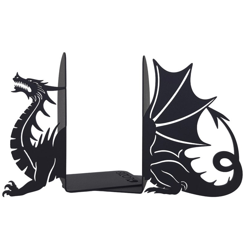 K&ouml;nnte beinhalten: Schwarze Metall-Buchst&uuml;tzen in Form eines Drachen. Der Drache blickt nach links und hat seine Fl&uuml;gel ausgebreitet. Die Buchst&uuml;tzen sind aus Metall und haben eine schwarze Oberfl&auml;che.