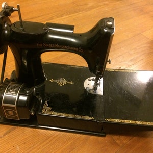 Singer 221-1 Featherweight Sewing Machin (1952&#39;s) AK 766422