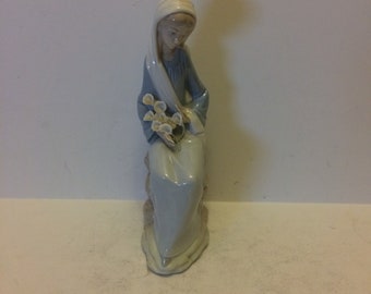 Lladro  Flower Girl Figurine Hand Made in Spain