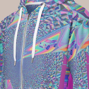 Puede incluir: Una sudadera con cremallera con un diseño geométrico vibrante en tonos de azul, morado y verde. El patrón incluye un gráfico de coche y un efecto caleidoscópico complejo. La sudadera tiene un cordón blanco y una cremallera plateada.