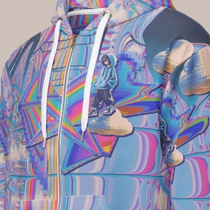 Puede incluir: Una sudadera con capucha azul claro con cremallera y un diseño abstracto vibrante. El patrón presenta una mezcla de colores arcoíris y formas geométricas, con una figura con una sudadera azul de pie sobre una nube. La sudadera tiene una cremallera y cordones blancos.