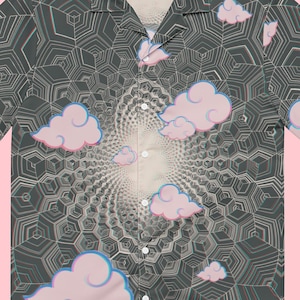 Può includere: Camicia a maniche corte con bottoni con un motivo geometrico nei toni del grigio e del bianco. La camicia presenta nuvole rosa e blu in tutto il design. Il testo "Kumo Gate by Kacek" è stampato sul colletto.