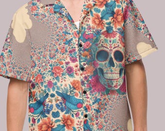 Può includere: Camicia a maniche corte con bottoni con un colorato design floreale e teschio. La camicia presenta un vivace mix di fiori arancioni, blu e rosa, con una grafica dettagliata del teschio di zucchero. La camicia è abbinata a pantaloncini azzurri.