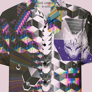 Könnte beinhalten: Kurzärmeliges Button-Down-Hemd mit einem geometrischen und abstrakten Design in Schwarz-, Lila-, Blau- und Rosatönen. Das Hemd hat ein sich wiederholendes Muster aus Würfeln und ein stilisiertes Wolfsgesicht. Der Text "SOME LOGGED BY KACIX" ist auf dem Kragen zu sehen.