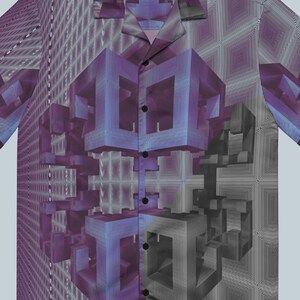 Può includere: Camicia a maniche corte con un design geometrico nei toni del viola, blu e grigio. La camicia presenta un motivo a cubi ripetuti e il testo "KACIX" sul colletto.