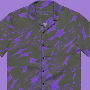 Peut inclure: Une chemise à manches courtes à boutons avec un motif abstrait violet et gris. La chemise a un col et un devant à boutons. Le texte "WARPED STRATA BY KUBIX" est imprimé sur le col.