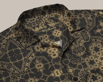 Può includere: Una camicia nera con bottoni e un motivo geometrico dorato. La camicia ha un colletto e una chiusura con bottoni. Il testo "Self Made By Recla" è stampato all'interno del colletto.