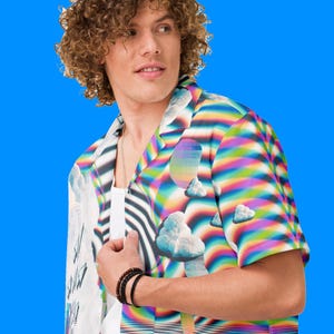 Puede incluir: Una camisa de manga corta con botones y un estampado psicod&eacute;lico colorido con nubes y un dise&ntilde;o ondulado abstracto.
