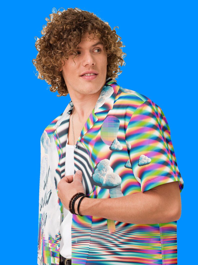 Puede incluir: Una camisa de manga corta con botones y un estampado psicod&eacute;lico colorido con nubes y un dise&ntilde;o ondulado abstracto.