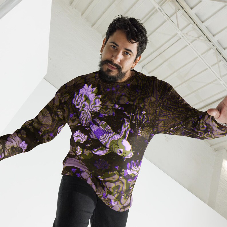 Puede incluir: Una camisa de manga larga con fondo oscuro y un dise&ntilde;o de pez koi morado y blanco.