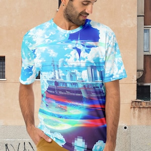 Op de afbeelding: Een blauw, wit en paars T-shirt met een grafische print van een stadsbeeld en een trein. De trein is omringd door wolken en een blauwe lucht.