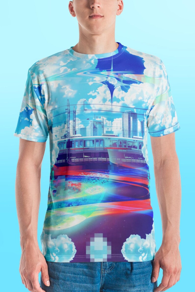 Op de afbeelding: Een blauw, wit en paars T-shirt met een grafische print van een skyline van een stad, een trein en een draaiende galaxie. Het ontwerp is abstract en heeft een gepixelde blauwe vierkant.