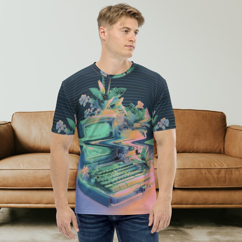 Puede incluir: Una camiseta azul oscuro con un estampado gr&aacute;fico de una computadora vintage con una pantalla verde, rodeada de flores y plantas, con un efecto de glitch.