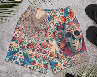 Può includere: Pantaloncini con stampa floreale con un design a teschio di zucchero. I pantaloncini hanno uno sfondo beige con fiori e uccelli colorati. Il teschio di zucchero ha occhi blu e una bocca sorridente. I pantaloncini sono realizzati in materiale leggero.