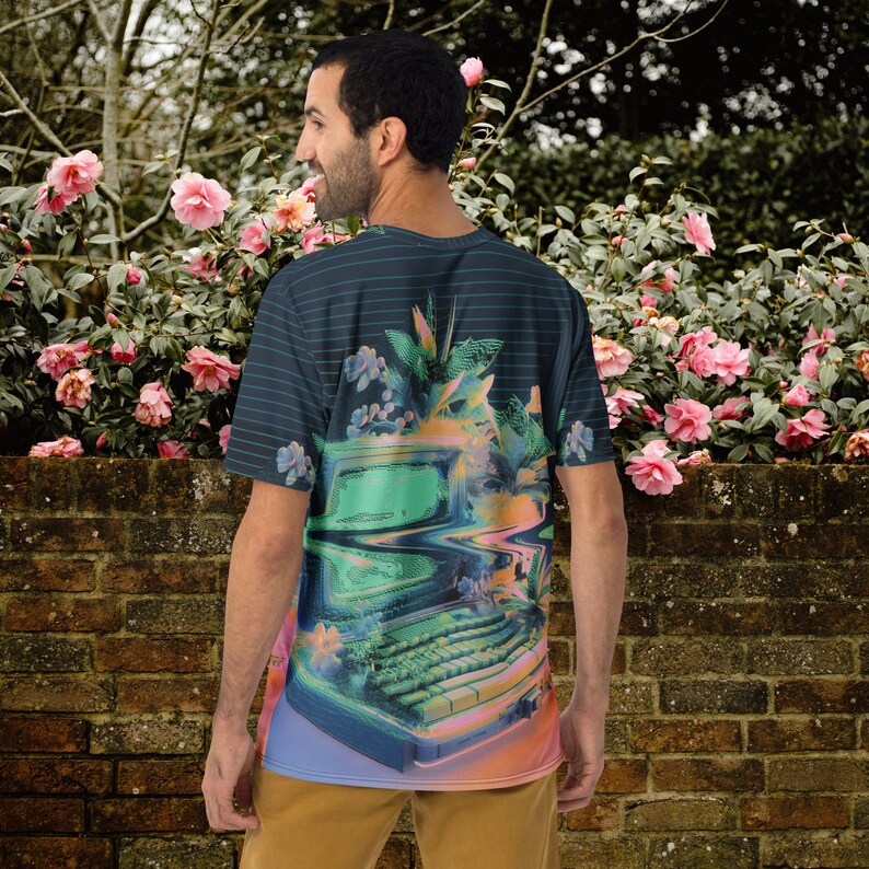 Puede incluir: Una camiseta negra con un estampado gr&aacute;fico colorido de una computadora con flores y plantas que crecen de ella. La pantalla de la computadora es verde y el teclado es rosa y verde.