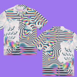 Puede incluir: Una camisa de manga corta con botones y un estampado psicod&eacute;lico colorido con nubes, flechas y un patr&oacute;n pixelado. La camisa tiene un fondo blanco con un cuello y botones negros.