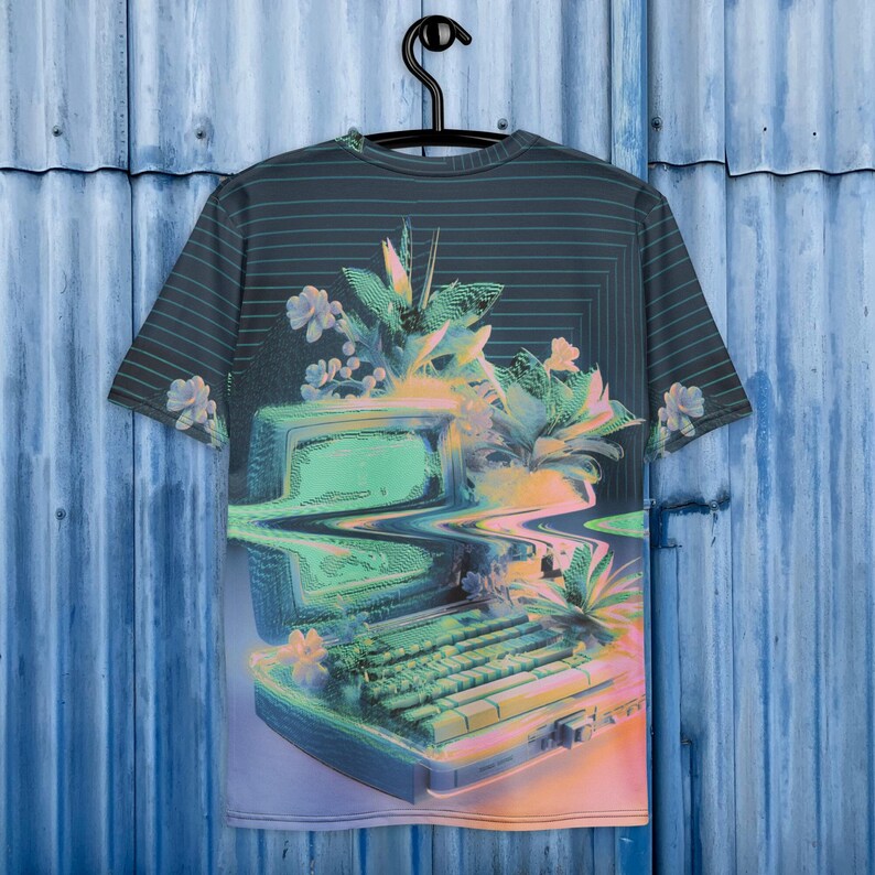 Puede incluir: Una camiseta negra con un estampado gr&aacute;fico de una computadora vintage con una pantalla verde y un teclado, rodeada de flores y plantas. La imagen tiene un efecto de glitch.
