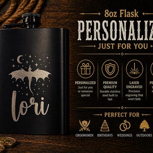 Pu&ograve; includere: Un'elegante fiaschetta nera da 237 ml con un design personalizzato. La fiaschetta presenta un'incisione di drago e stelle, con il nome "Lori" sotto. La fiaschetta &egrave; progettata per testimoni, compleanni, matrimoni, attivit&agrave; all'aperto e lauree.