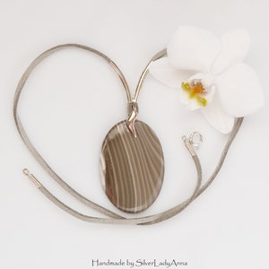 Elegant uniek cadeau voor een vrouw, Gestreepte vuursteen hanger, Zilveren ketting met steen Voor een vrouw op een huwelijksverjaardag Voor een 50e verjaardag afbeelding 2