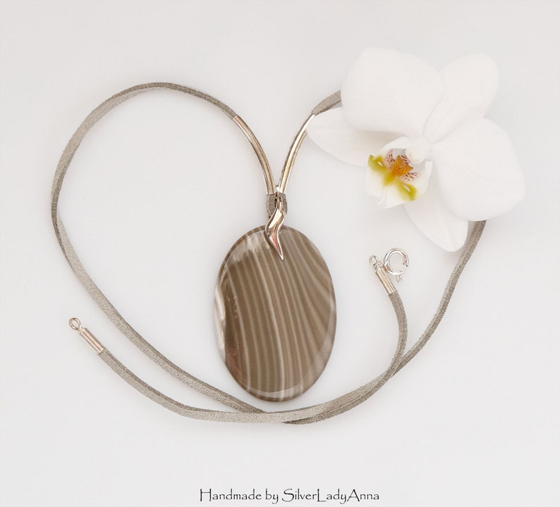 Elegant uniek cadeau voor een vrouw, Gestreepte vuursteen hanger, Zilveren ketting met steen Voor een vrouw op een huwelijksverjaardag Voor een 50e verjaardag afbeelding 2