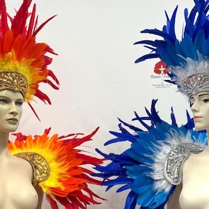 Puede incluir: Dos tocados de plumas y piezas para hombros en rojo, naranja, amarillo, azul y blanco. Los tocados son altos y tienen un ribete dorado. Las piezas para hombros son grandes y tienen un ribete plateado.