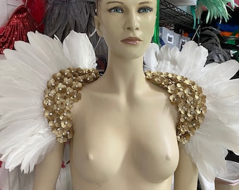 Conjunto de hombreras de plumas blancas sencillas para carnaval. Hombreras de plumas con apliques de lentejuelas doradas y diamantes de imitación para los hombros.