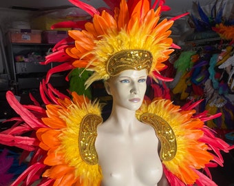 Phoenix Farben Rot und Orange Federn auf einer goldenen Pailletten Applikation Kopfschmuck Epaulet Set Samba Kostüm Federkostüm Feuer