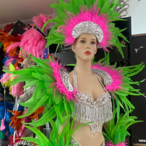 Limoengroen felroze verenkleuren op zilveren pailletten appliqués hoofdtooi epauletten en staart carnavalsveren set sambakostuum