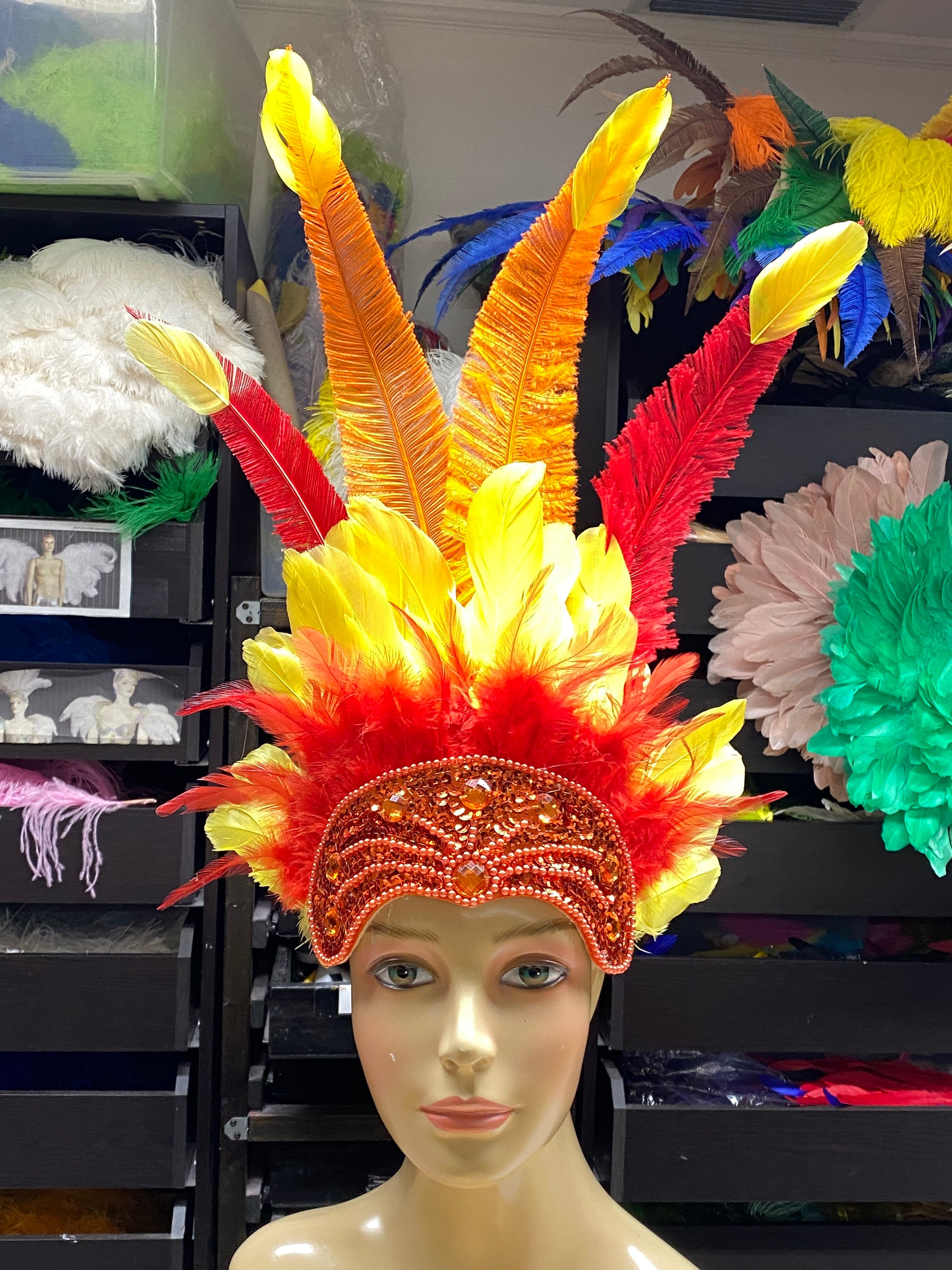 Coiffe en plumes d'autruche rouge citron vert et violet sur une couronne  multicolore à sequins de fleurs samba carnaval Hora Loca Showgirl casque -   France