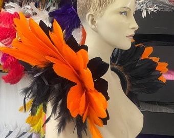 Hombreras grandes de plumas estilo carnaval. Conjunto de hombreras con plumas negras y naranjas.