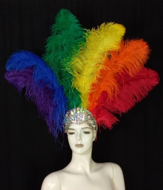 Testo Gay Su Carta in Mano Con Fan Dell'arcobaleno. Orgoglio Testo Gay Su Carta in Mano Con Fan Dell'arcobaleno. Orgoglio