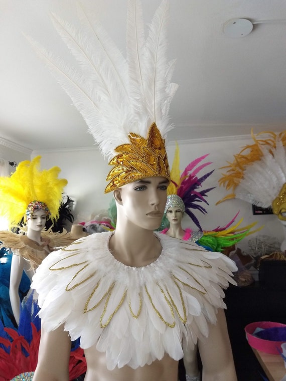 Blanco con capa de plumas doradas, cuello de encogimiento de hombros, pieza  de plumas, bufanda de plumas, chal de plumas, charretera de plumas. Disfraz  de Samba Showgirl Showman -  España