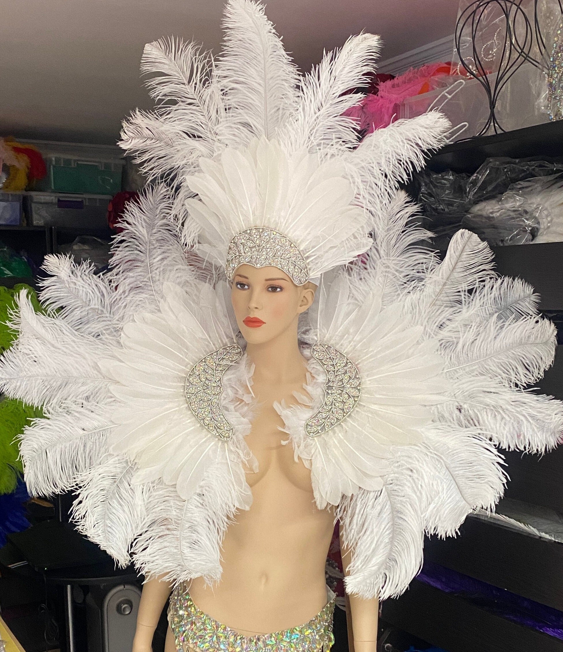 リアーナ風の白い羽根のラインストーンのサンバコスチューム、天使の羽