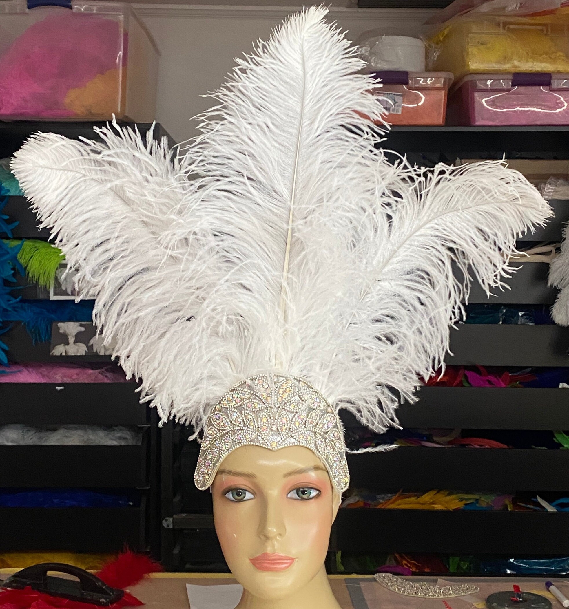 Coiffe de carnaval en plumes d'autruche de taille moyenne sur une couronne  en strass -  France