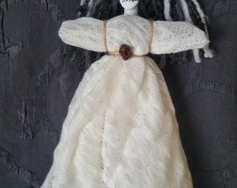 Poupée vaudou associée à la pureté, la protection, la guérison et la connexion spirituelle. Il peut être utilisé pour le nettoyage, un nouveau départ