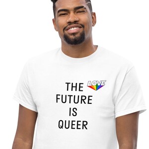 Puede incluir: Camiseta blanca con el texto "The Future Is Queer" y un corazón arcoíris con la palabra "Love" dentro.