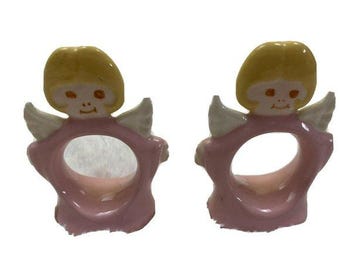 Juego de 2 servilleteros de cerámica con forma de ángel navideño, color rosa, amarillo y blanco