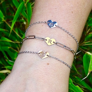 Pulsera personalizada, pulsera de iniciales, acero inoxidable plateado, corazón de letra.