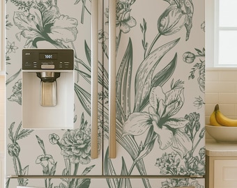 Puede incluir: Refrigerador blanco con diseño floral verde. El refrigerador tiene dispensador de agua y manijas de acero inoxidable. Frascos de galletas y linternas decorativas en la parte superior.