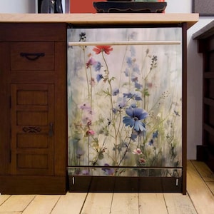 Könnte beinhalten: Eine Geschirrspüler-Tür mit einem Blumendesign mit blauen, rosa und roten Blumen auf weißem Hintergrund.