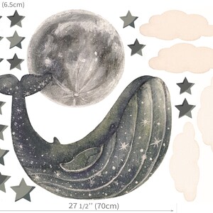 Pu&ograve; includere: Un set di 11 adesivi murali con una balena, una luna, nuvole e stelle. La balena &egrave; blu e grigia con un motivo stellato. La luna &egrave; grigia e bianca. Le nuvole sono bianche. Le stelle sono grigie. Gli adesivi misurano 72 cm di altezza e 70 cm di larghezza.